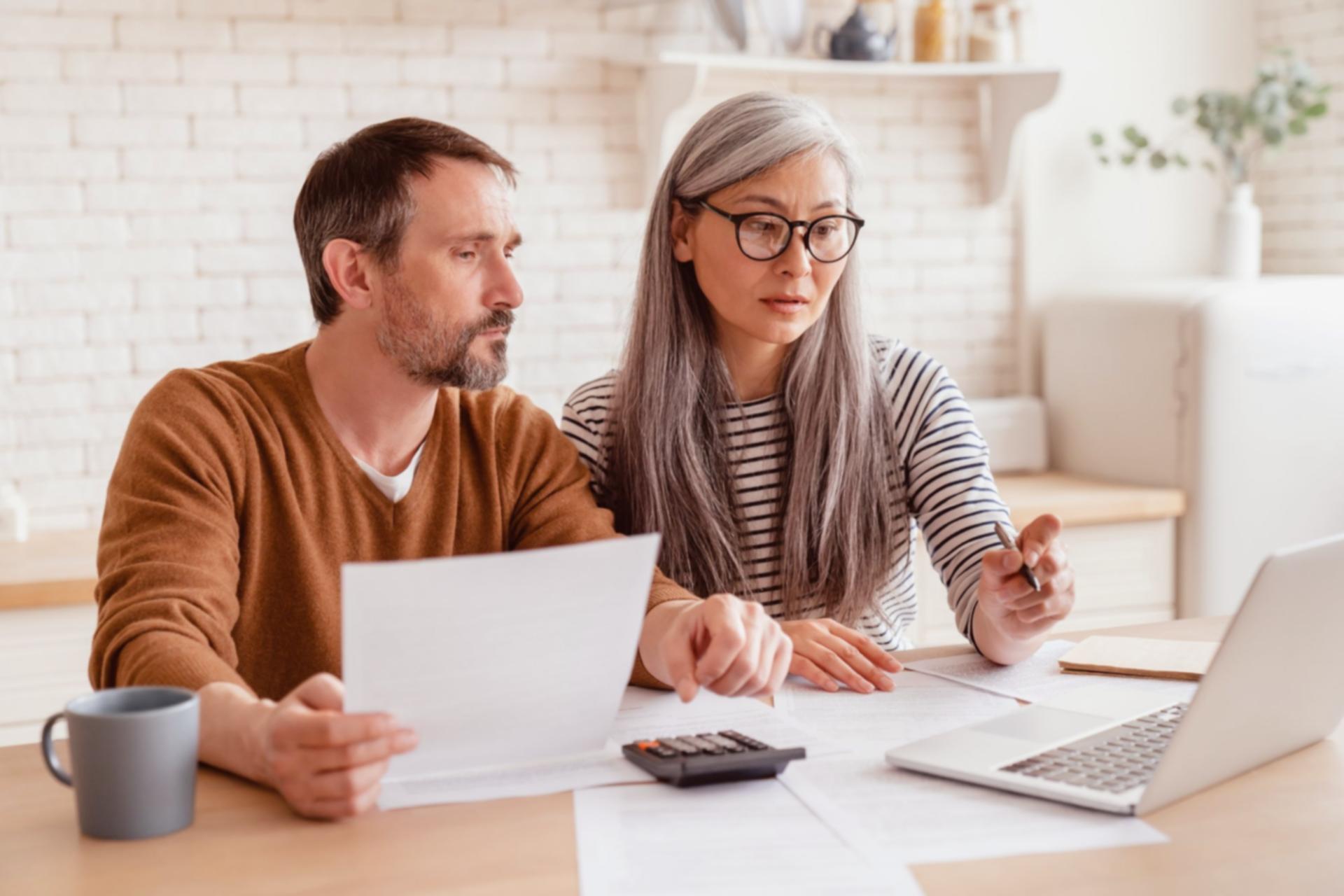 Grupo de trabajo colaborando en estrategias de continuidad empresarial familiar