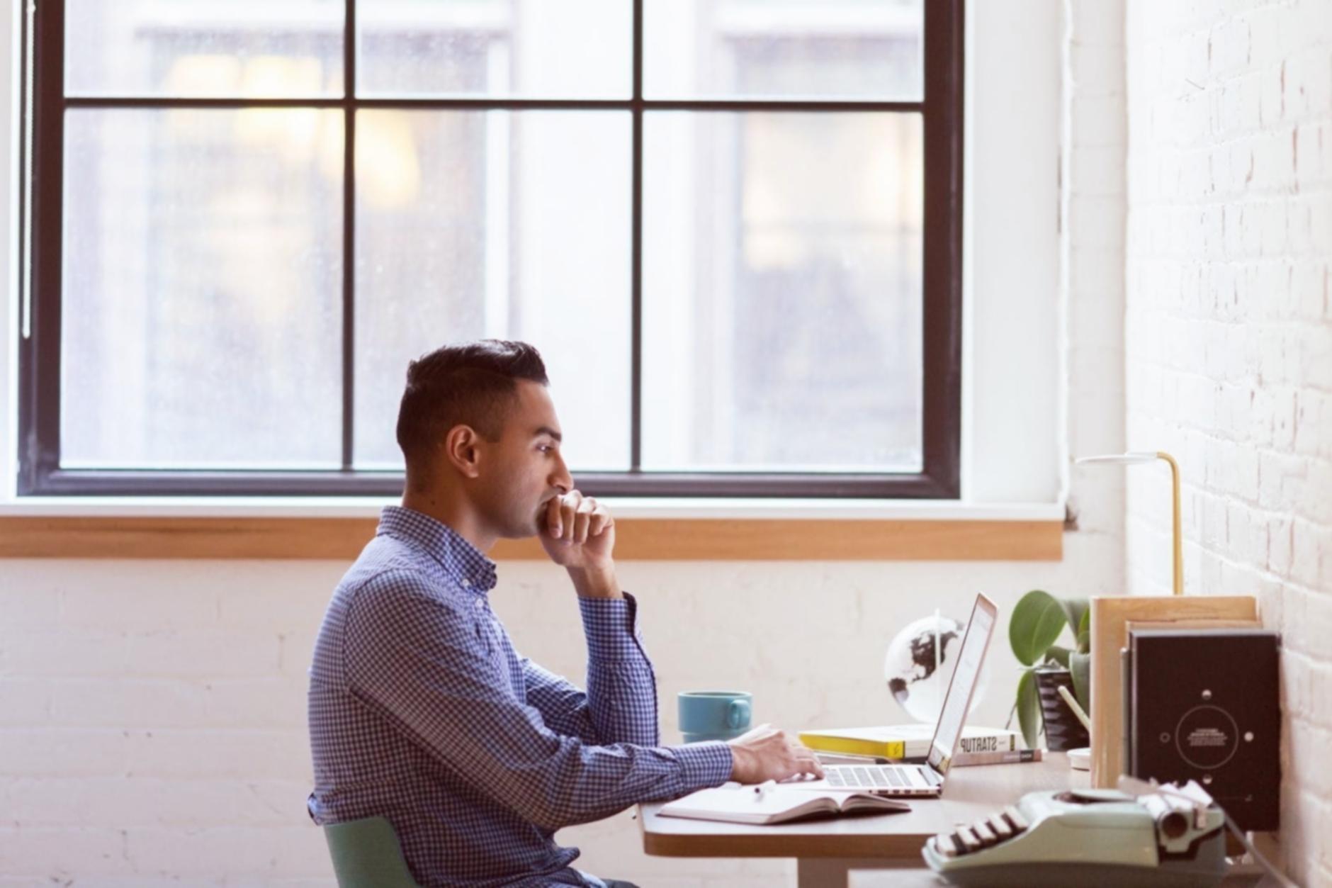 Sala de conferencias con participantes en sesión de capacitación sobre gestión empresarial familiar